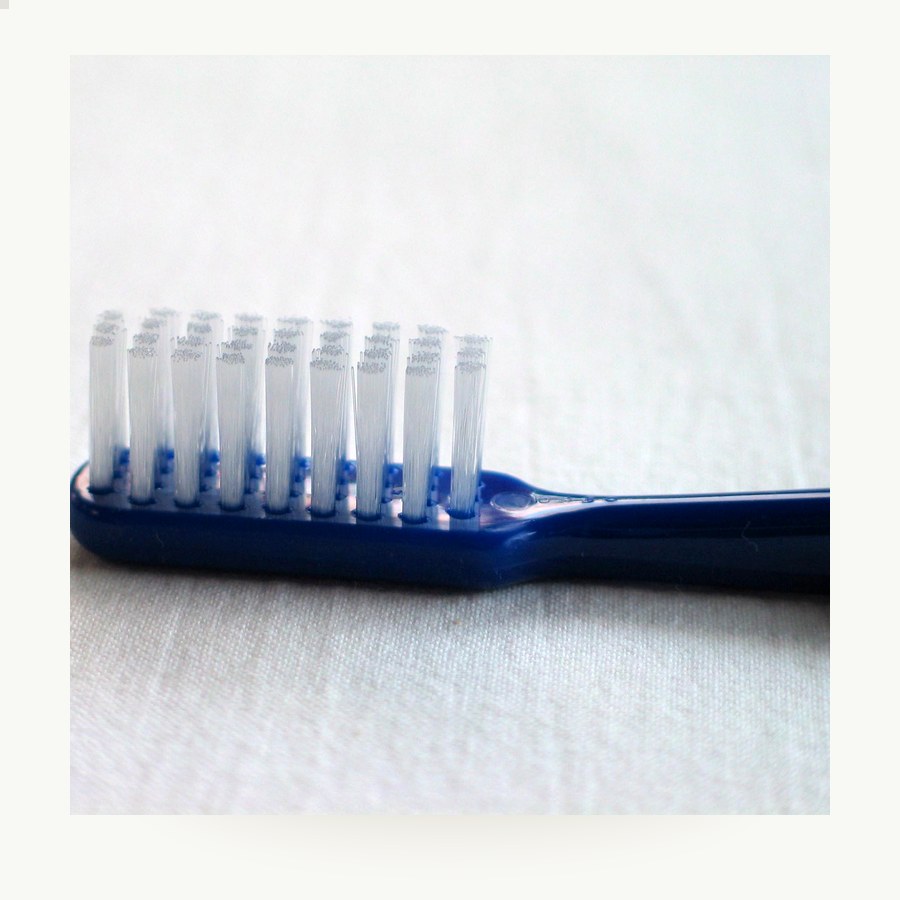 Cepillo de bambu adulto medio color blanco